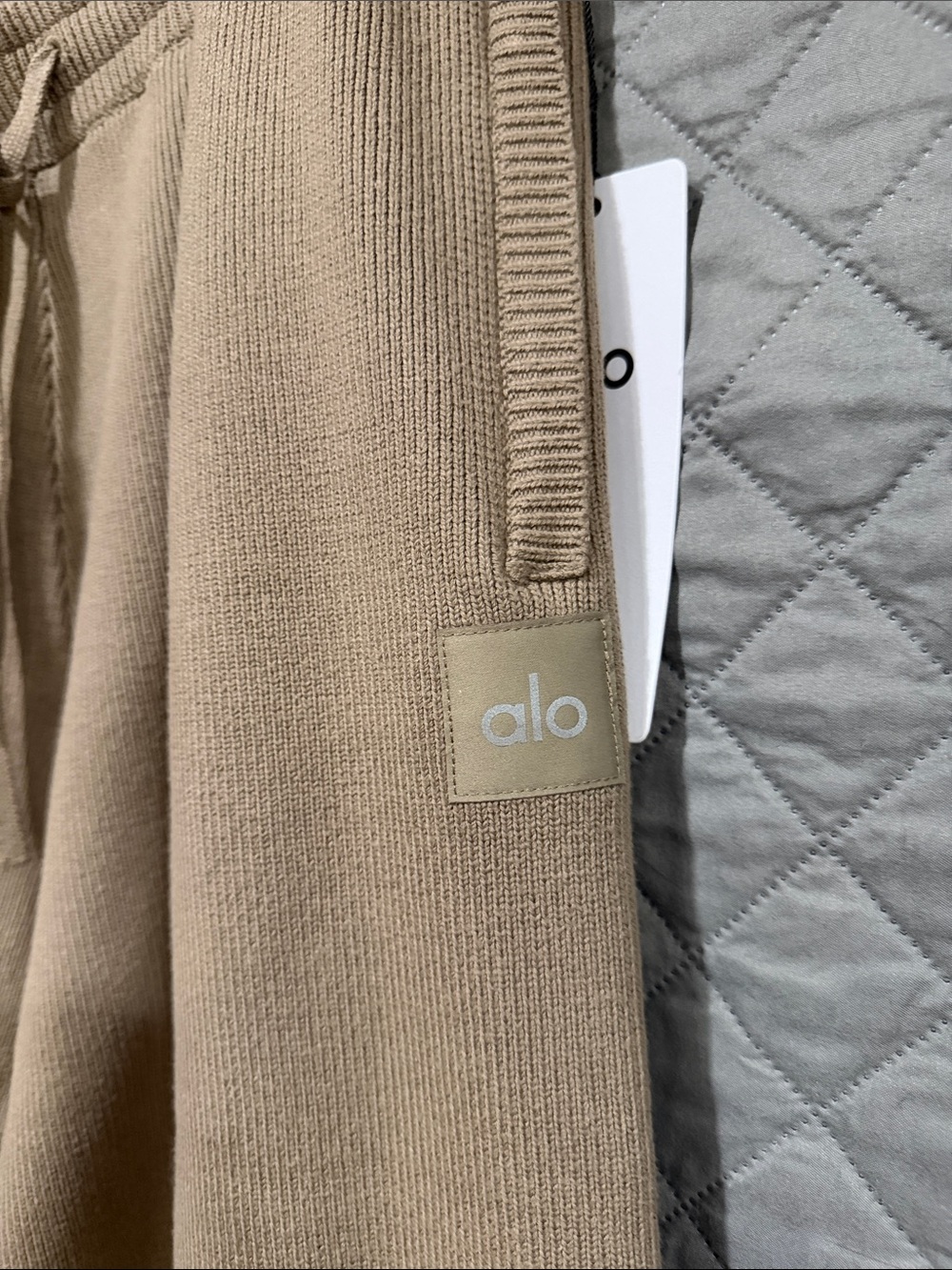 ALO Yoga Scholar Straight Leg Sweatpants Light Cocoa (L) NWT - Picture 4 of 6
